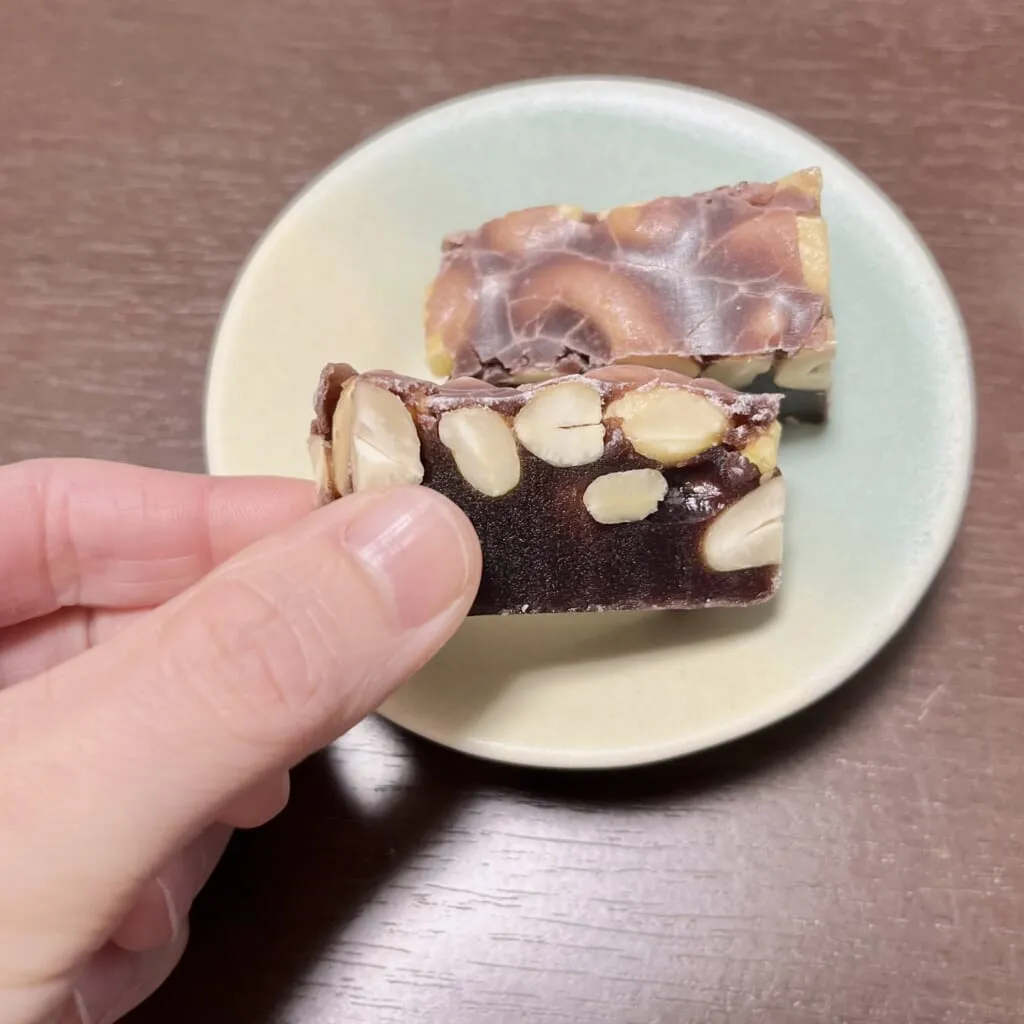 村岡総本舗「カシューナッツ羊羹」切り分けたところ