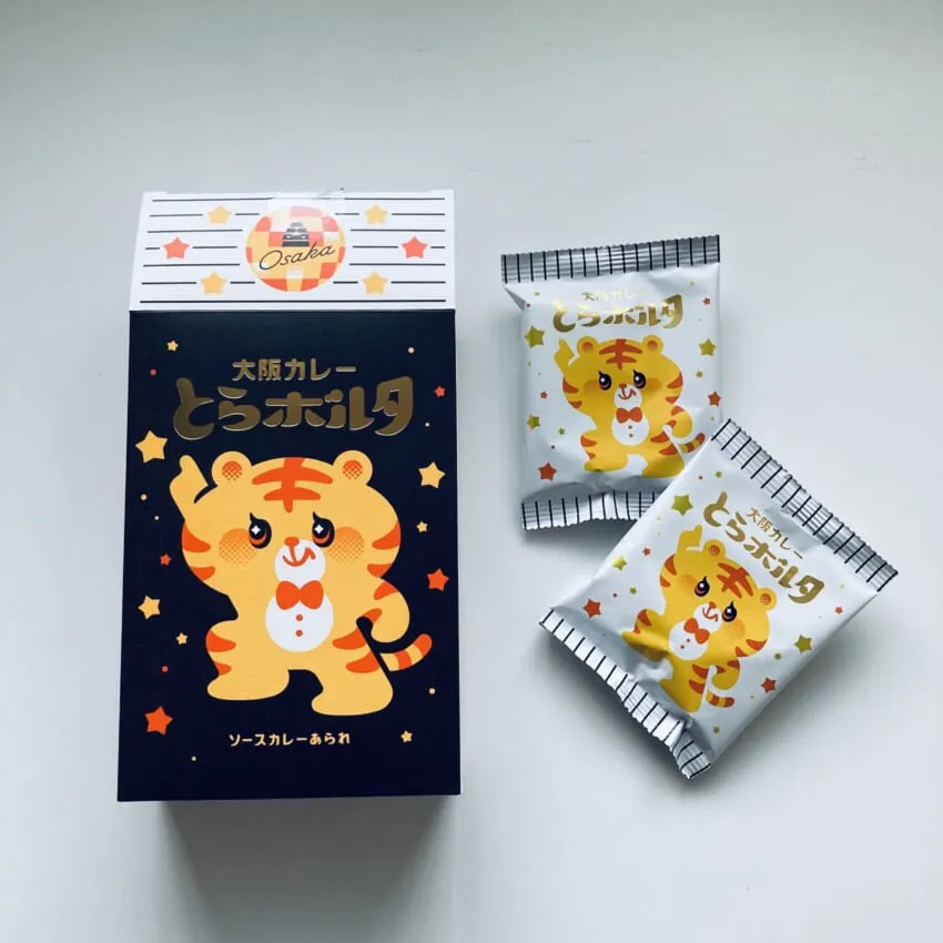 OKINI菓子工房「大阪カレー とらボルタ」パッケージ