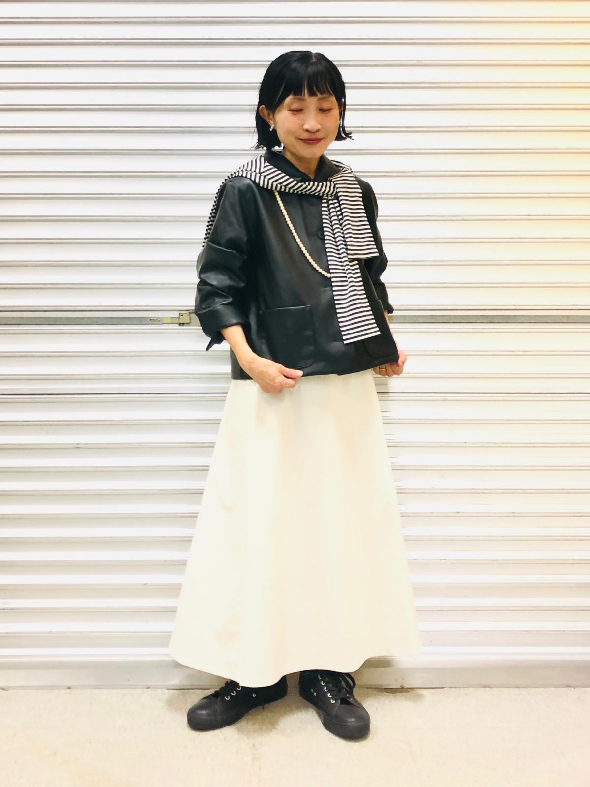 コーティングショートジャケット　ブラックを使った大人コーデ