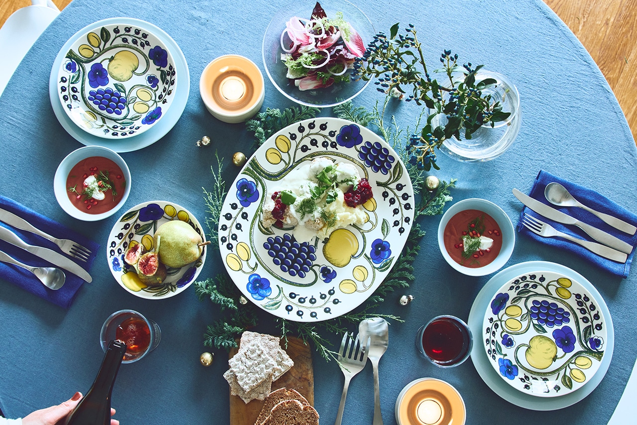 「パラティッシ」オーバルプレート35㎝￥27500・プレート21㎝各￥5500・ボウル17㎝￥7700・「マイニオ」ウゥンターブループレート25㎝各￥3850・ゥンターブルーボウル13㎝各￥2750・「キルヌ」キャンドルホルダー11×5㎝ベージュ各￥4730・「ヴォッコ」ベース180mmクリア￥25300・「ヴァーナ」ユニバーサルグラス　ペア　クリア￥5720・「チッチリオ」サービングセット￥12100・ディナーフォーク各￥3080・ディナーナイフ各￥3300・ディナースプーン各￥3080