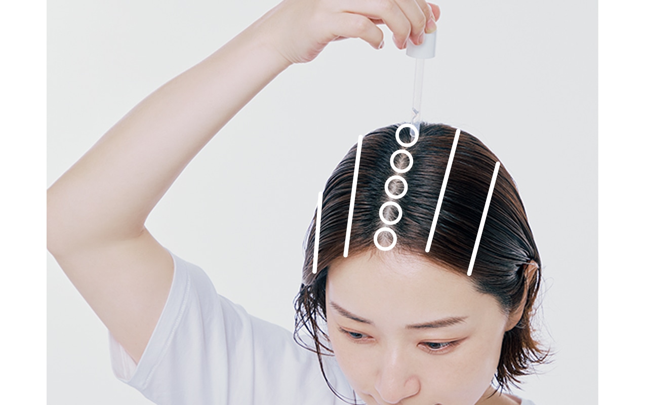 頭頂部の髪を分けながら塗布する