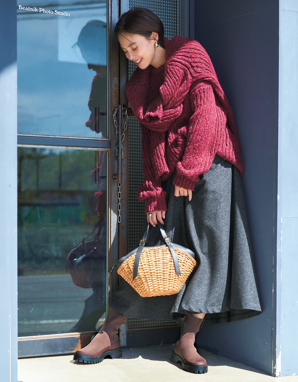 しなやかなニット×ゴツめのタンクソールでフェミニンコーデ 浅見れいなさん