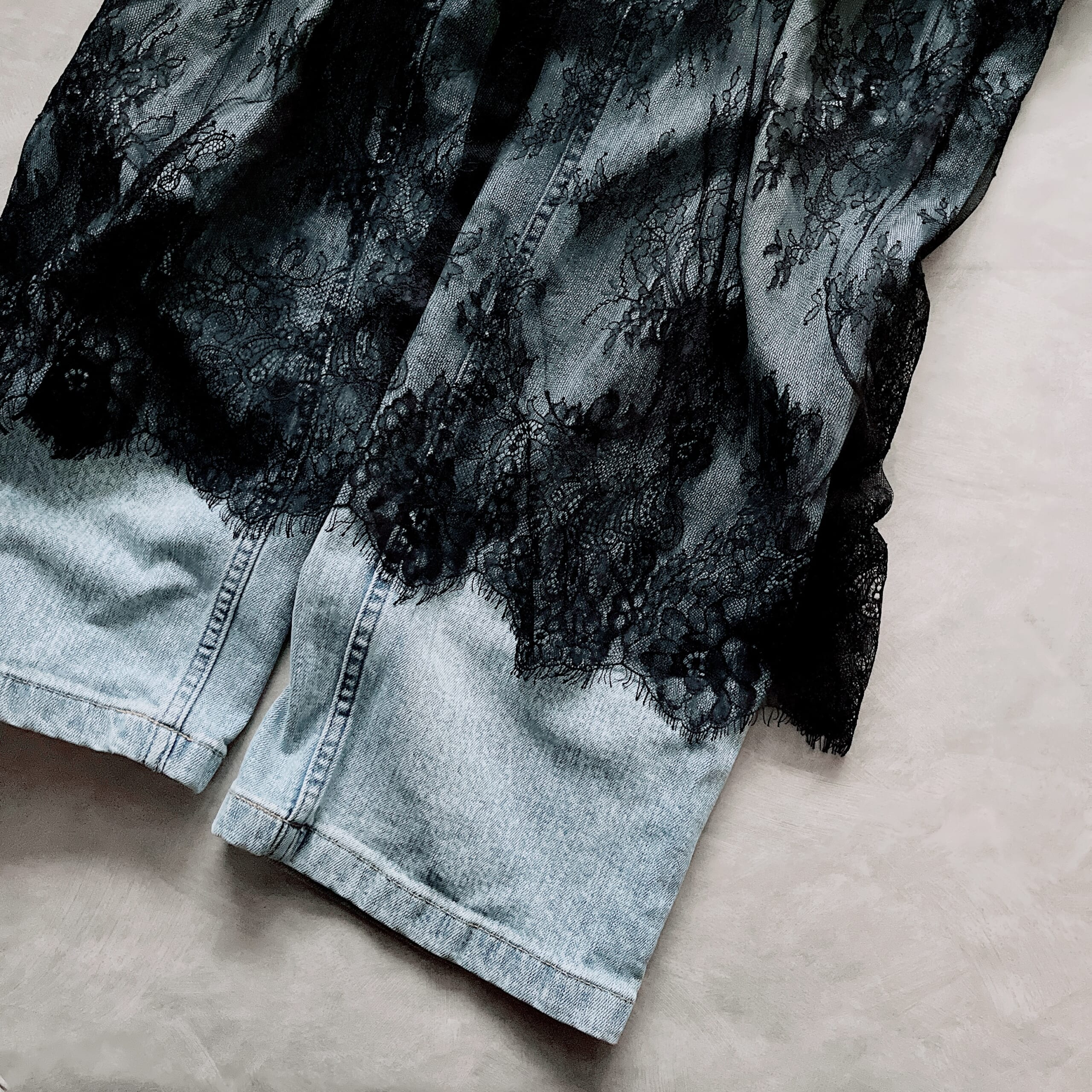 デニムパンツの上にレースのスカート