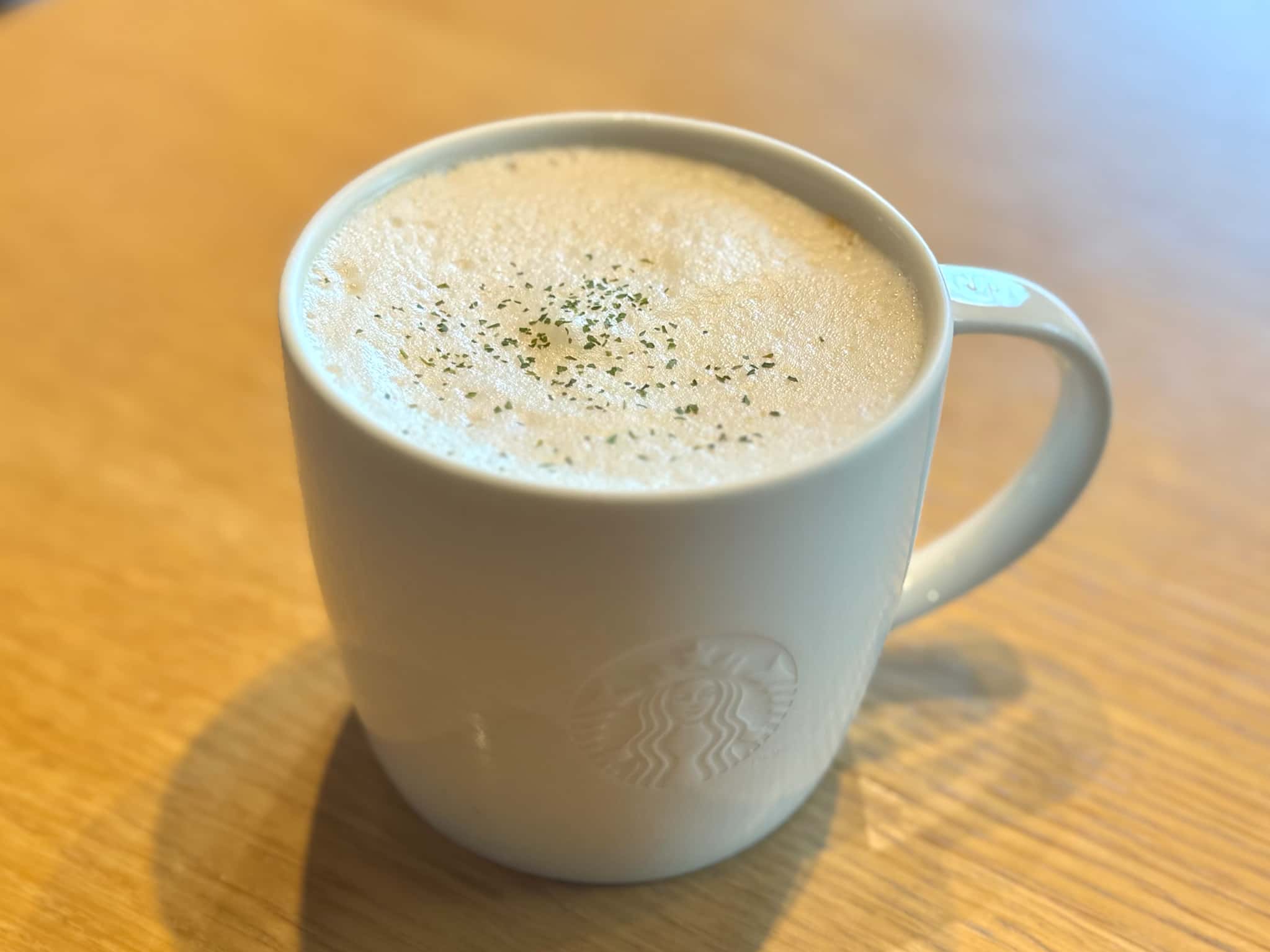机の上に置かれたスタバ新メニュー「トリュフ スープチーノ」