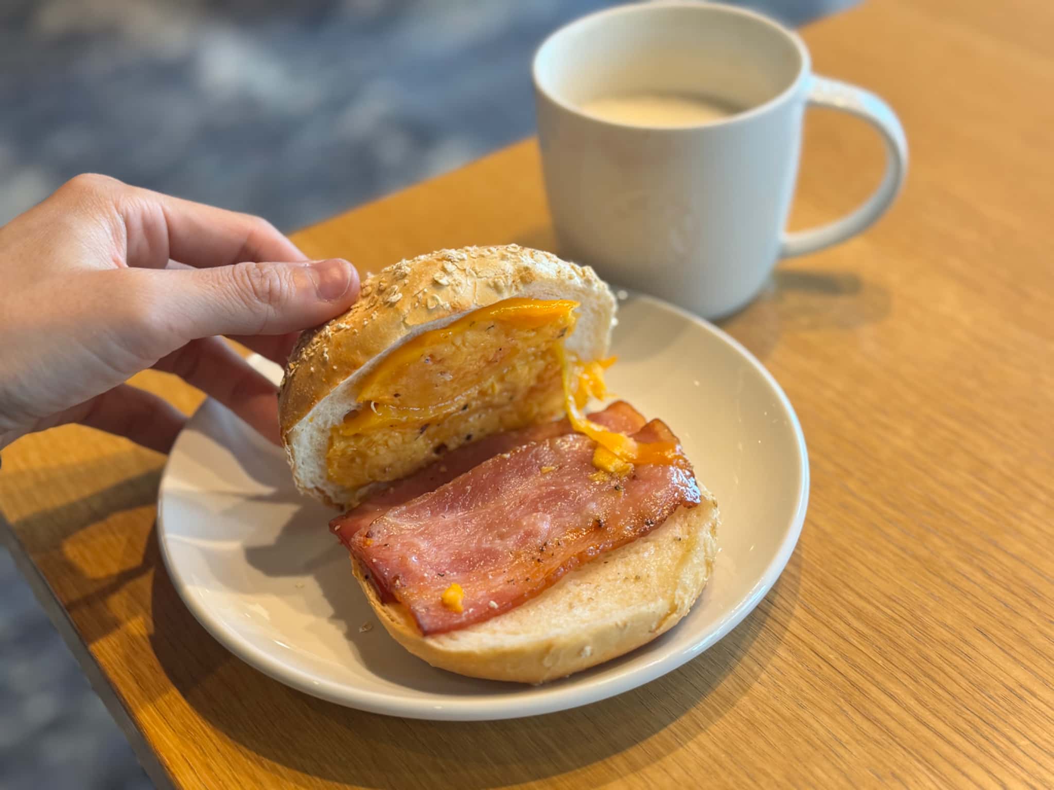 スタバフード「ベーコンエッグチーズ ベーグルサンド」