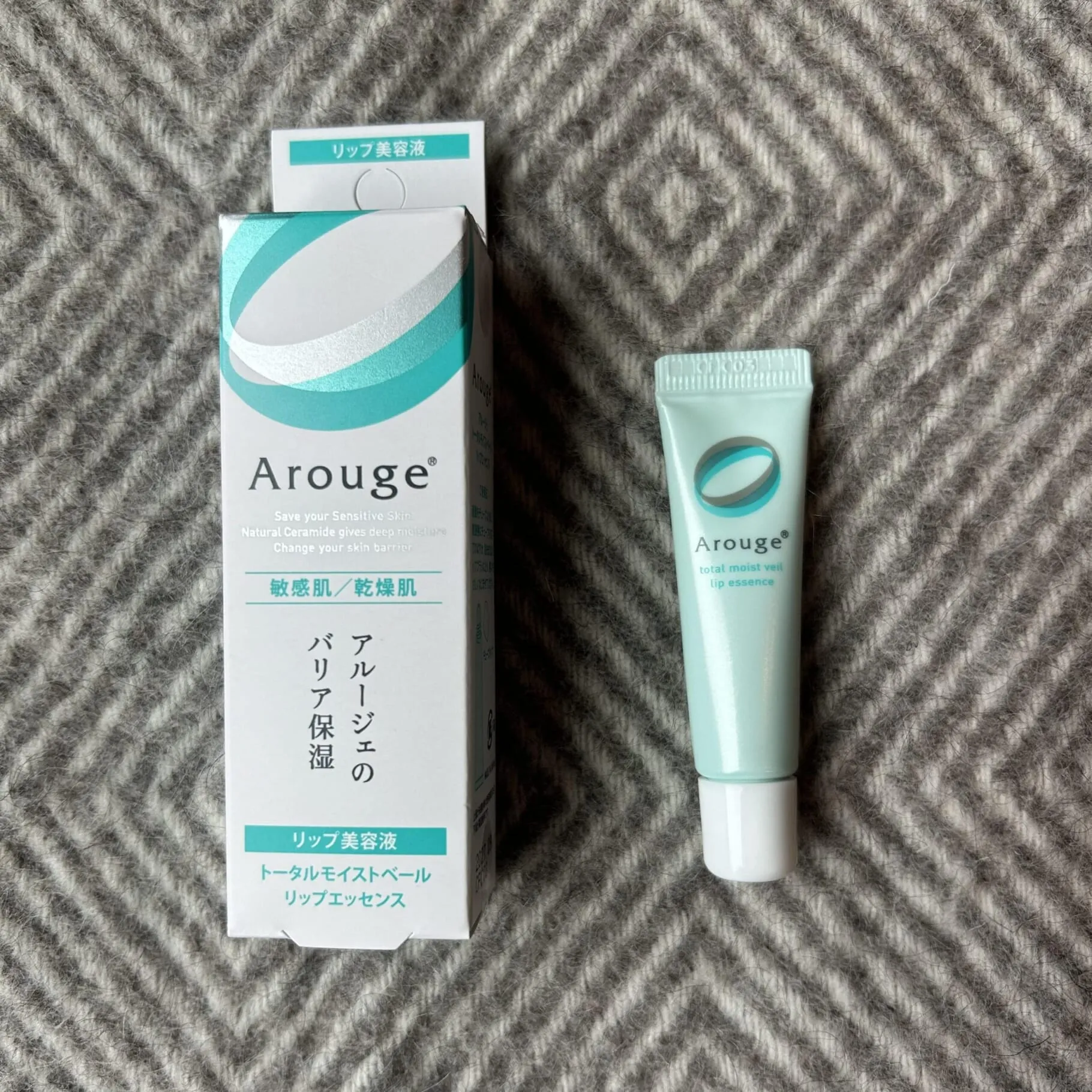 アルージェ「トータルモイストベール リップエッセンス」箱と中身