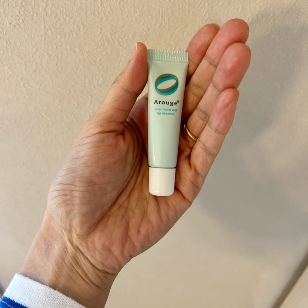アルージェ「トータルモイストベール リップエッセンス」手に持ったところ