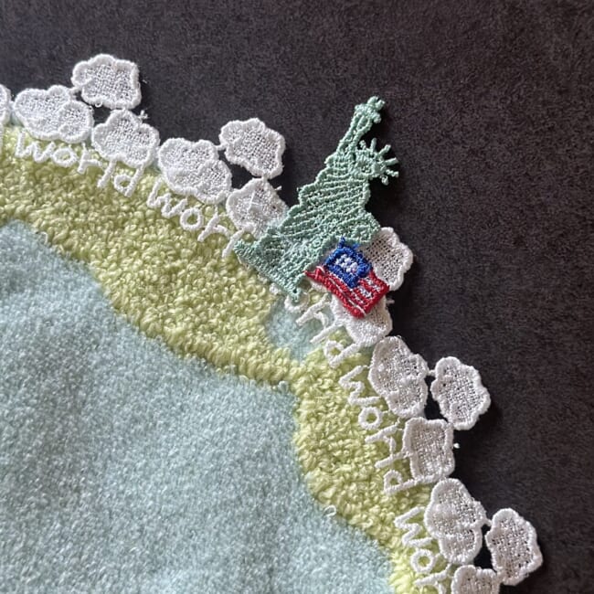 近沢レースのタオルハンカチ「世界旅行」