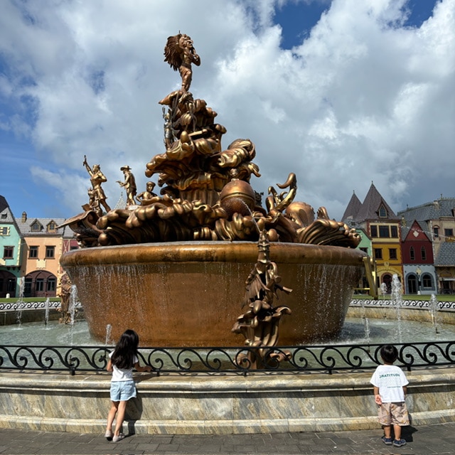 ヴィンワンダーズ フーコックの入り口前にある噴水の写真