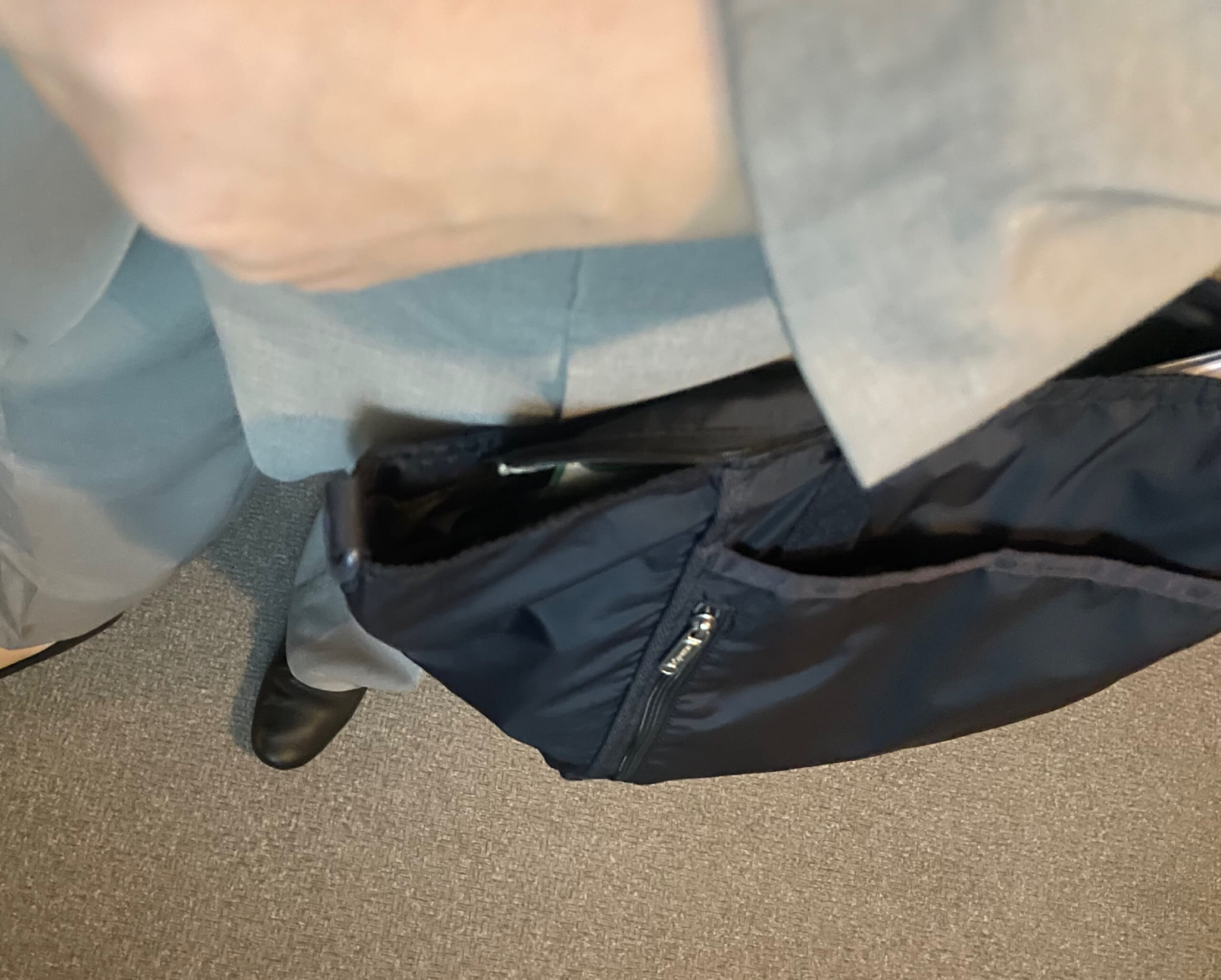 40代女性の2025年11月中旬コーデ、足元写真1