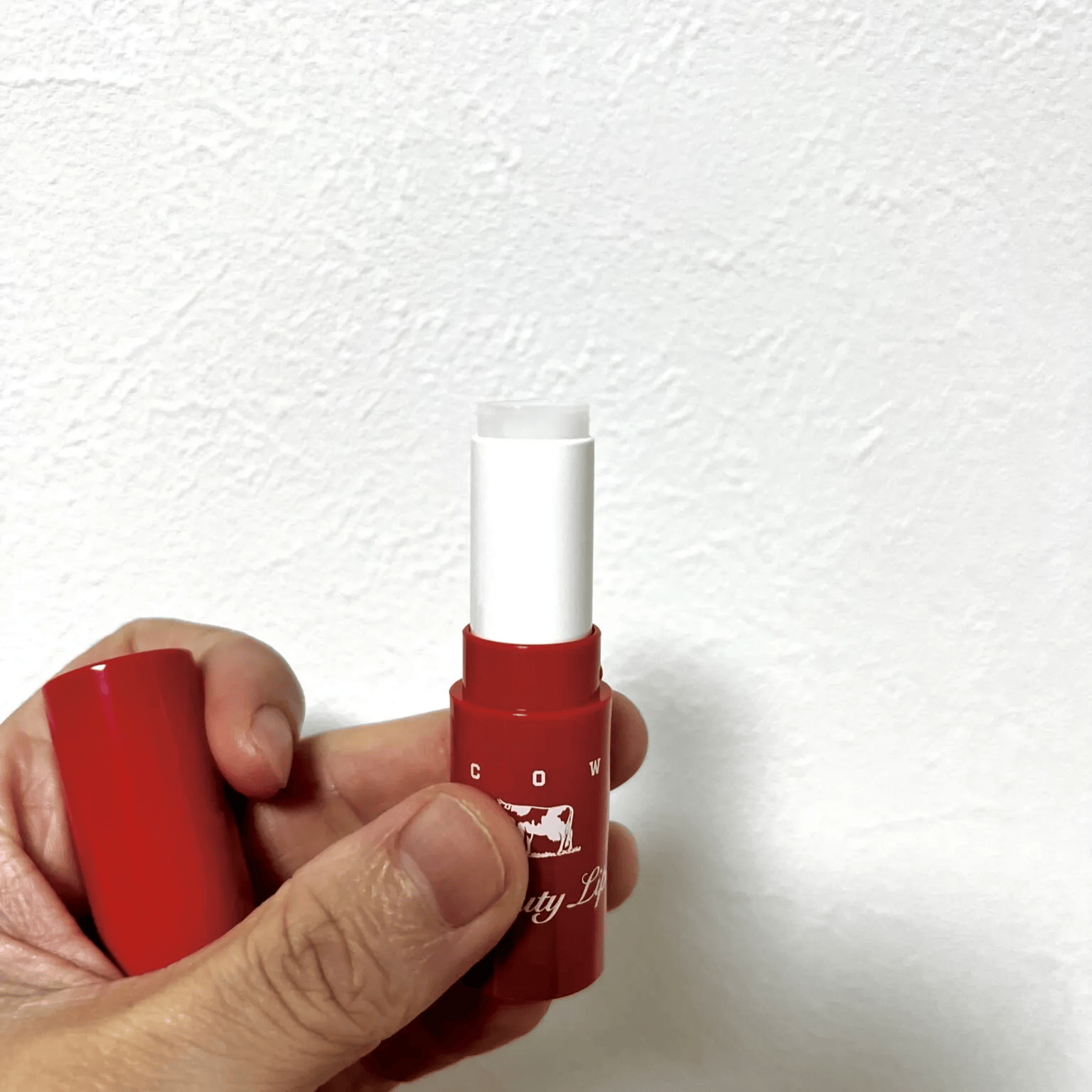 牛乳石鹼「カウブランド赤箱 リップクリ－ム」中身を出したところ