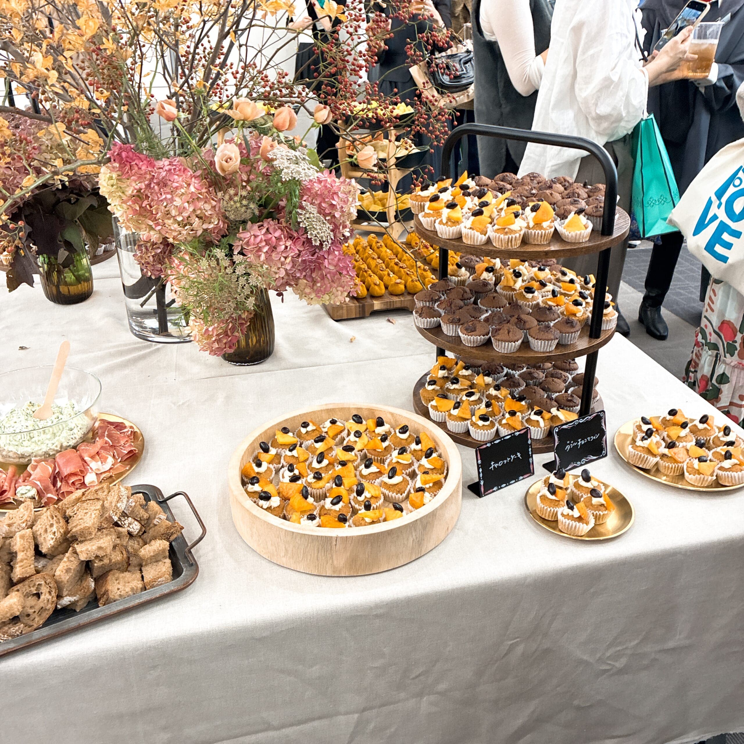 LEE100人隊　LEEキャラクター　パーティー　テーブル　フィンガーフード　ケータリング