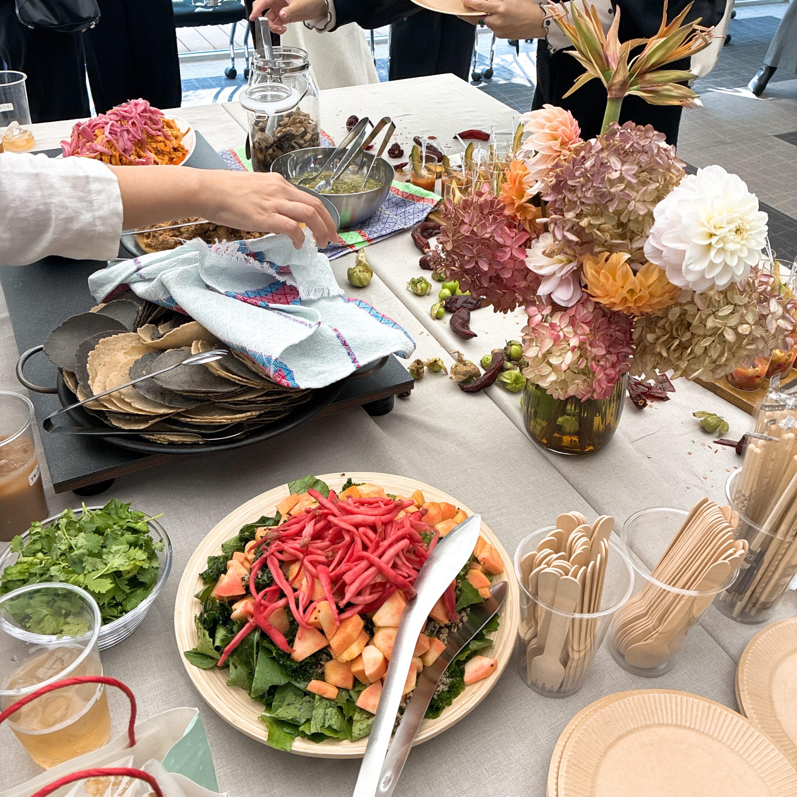 LEE100人隊　LEEキャラクター　パーティー　テーブル　フィンガーフード　ケータリング