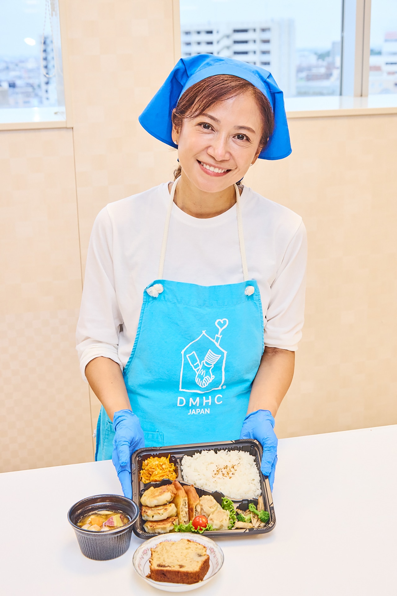 出来上がったお弁当と北澤恵理さん