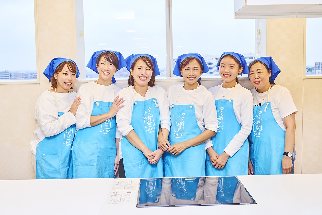 北澤恵理さんと大学生の娘の理世さん、豪さんのお姉さん、ご友人3名