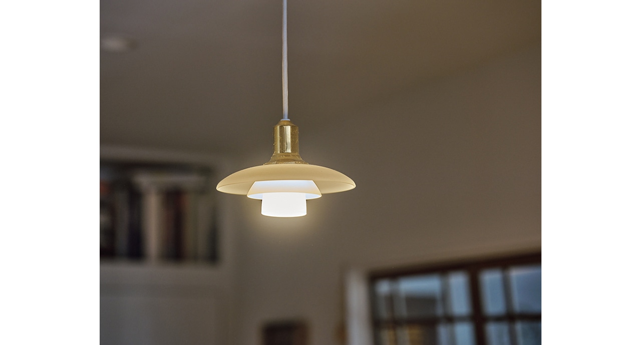 石井家の寝室を照らすのは白のガラス製PH 2/1。