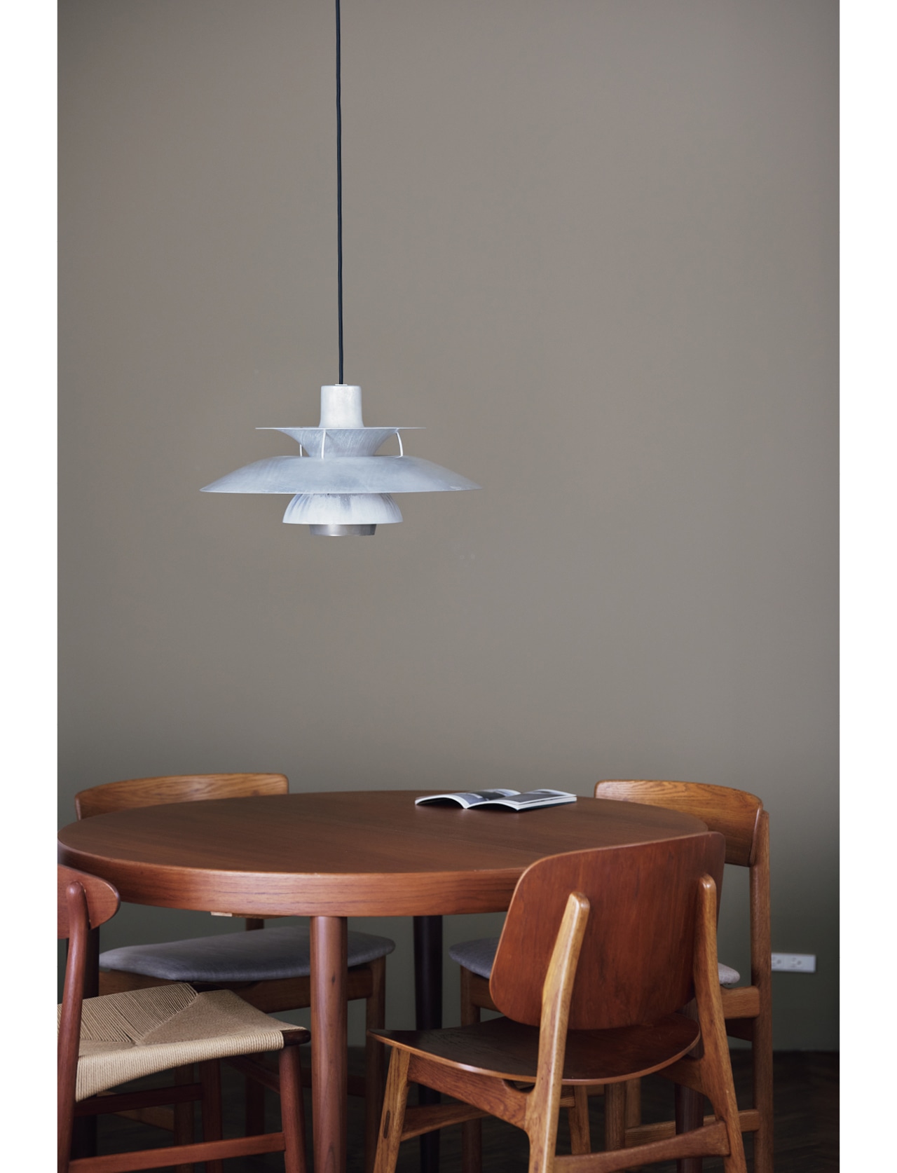 “光の巨匠”とも称されたポール・ヘニングセンの手によるPHシリーズは、ブランドを代表する照明のひとつ。「リテイク」は、リサイクルとアップサイクルへの信念から、デンマーク本国で2021年よりスタートした試み。日本では今年から発売開始に。PH5 リテイク(最大直径50×高さ26.7cm、0.5㎏)¥161700/ルイスポールセンストア 東京