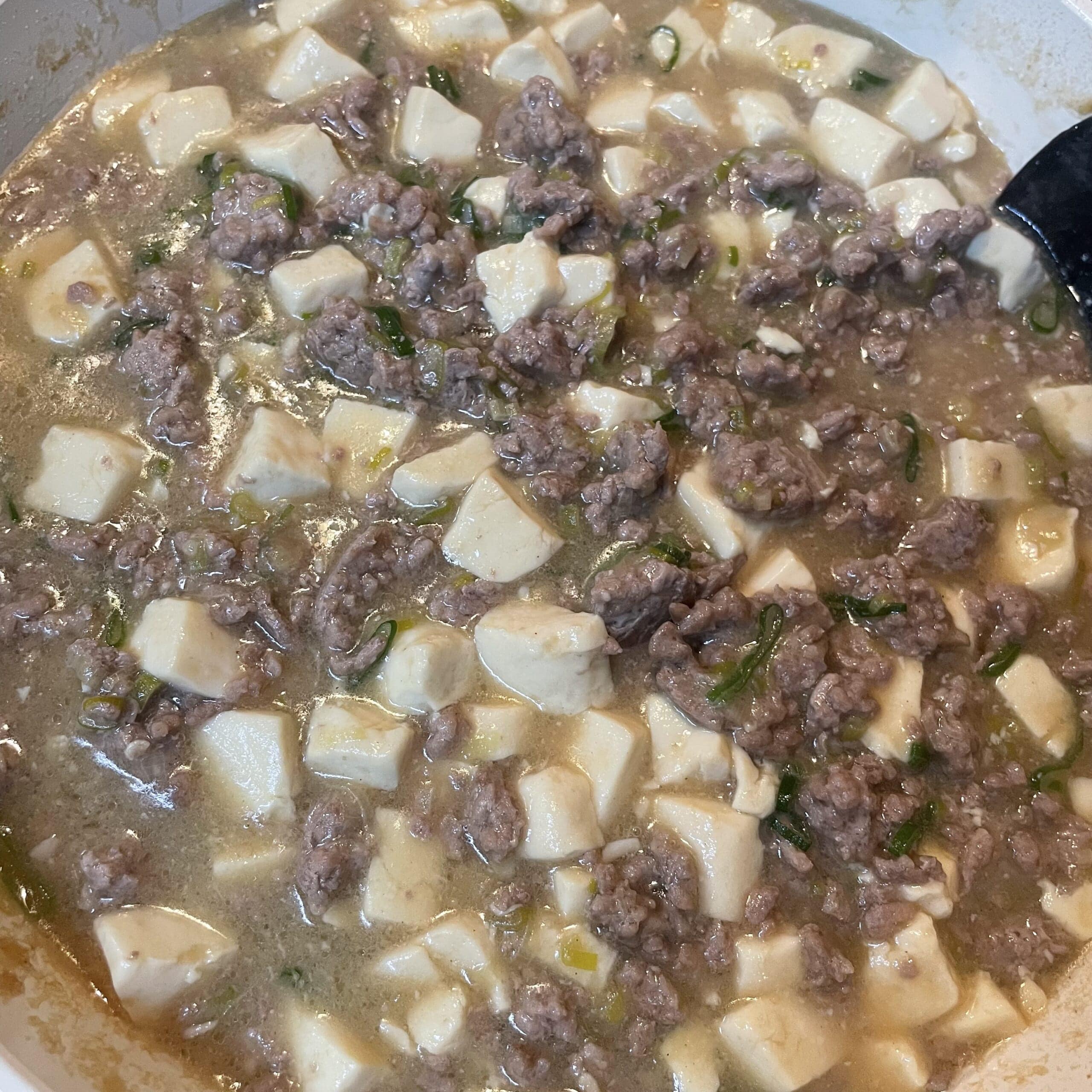 コウケンテツさんのレシピ「辛くない麻婆豆腐」を40代主婦が作ってみた、調理中のフライパンの中の写真