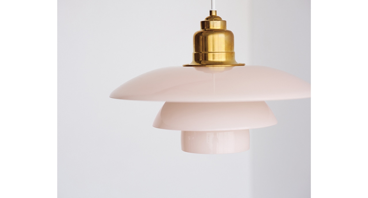 サイズの異なる吹きガラスシェードを重ねた美しいバランス。PH 3/3 PALE ROSEペンダント(最大直径28.5×高さ30.7㎝、2.5㎏)¥317900/ルイスポールセンジャパン