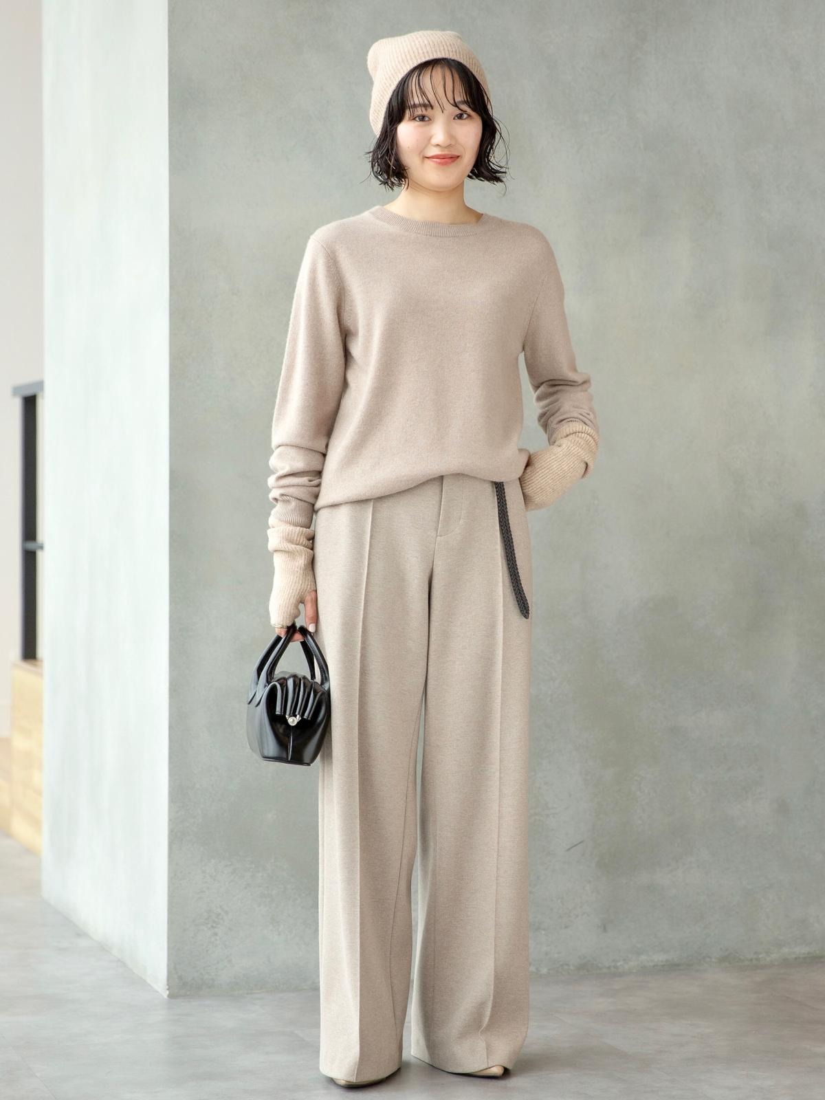 ユニクロ　カシミヤニット　ベージュコーデ