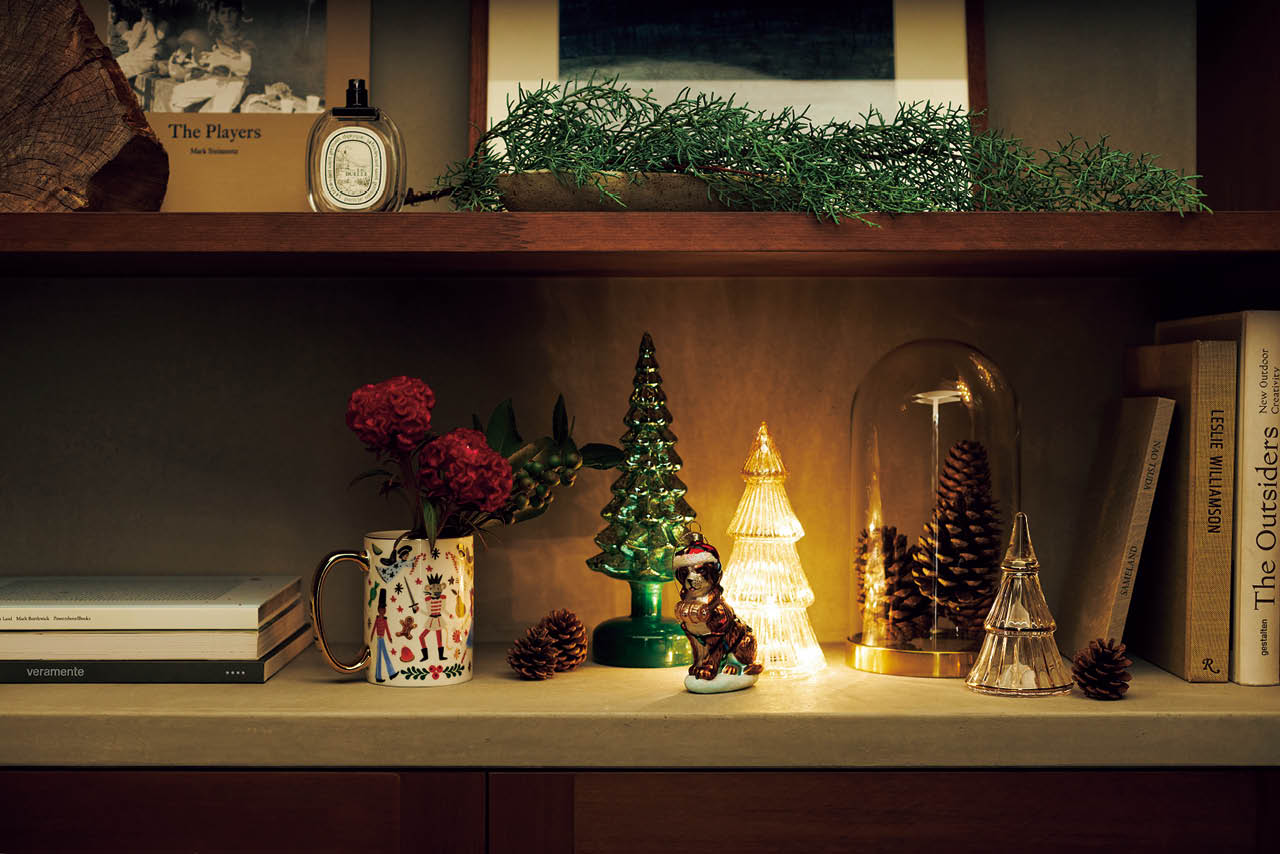 本棚の一角に小物を並べて