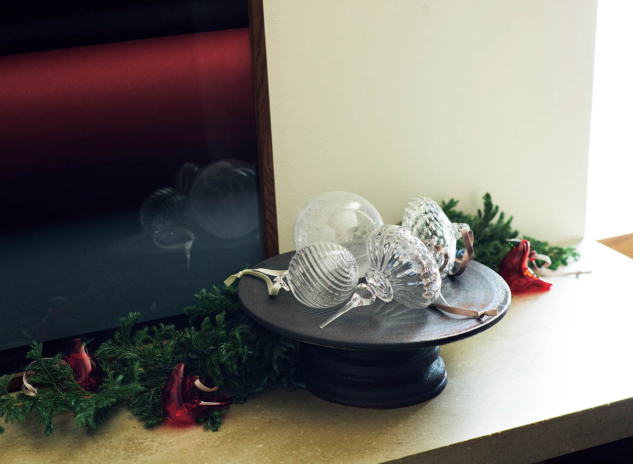 ガラスのオーナメントを飾り棚や台に置いてドラマティックに