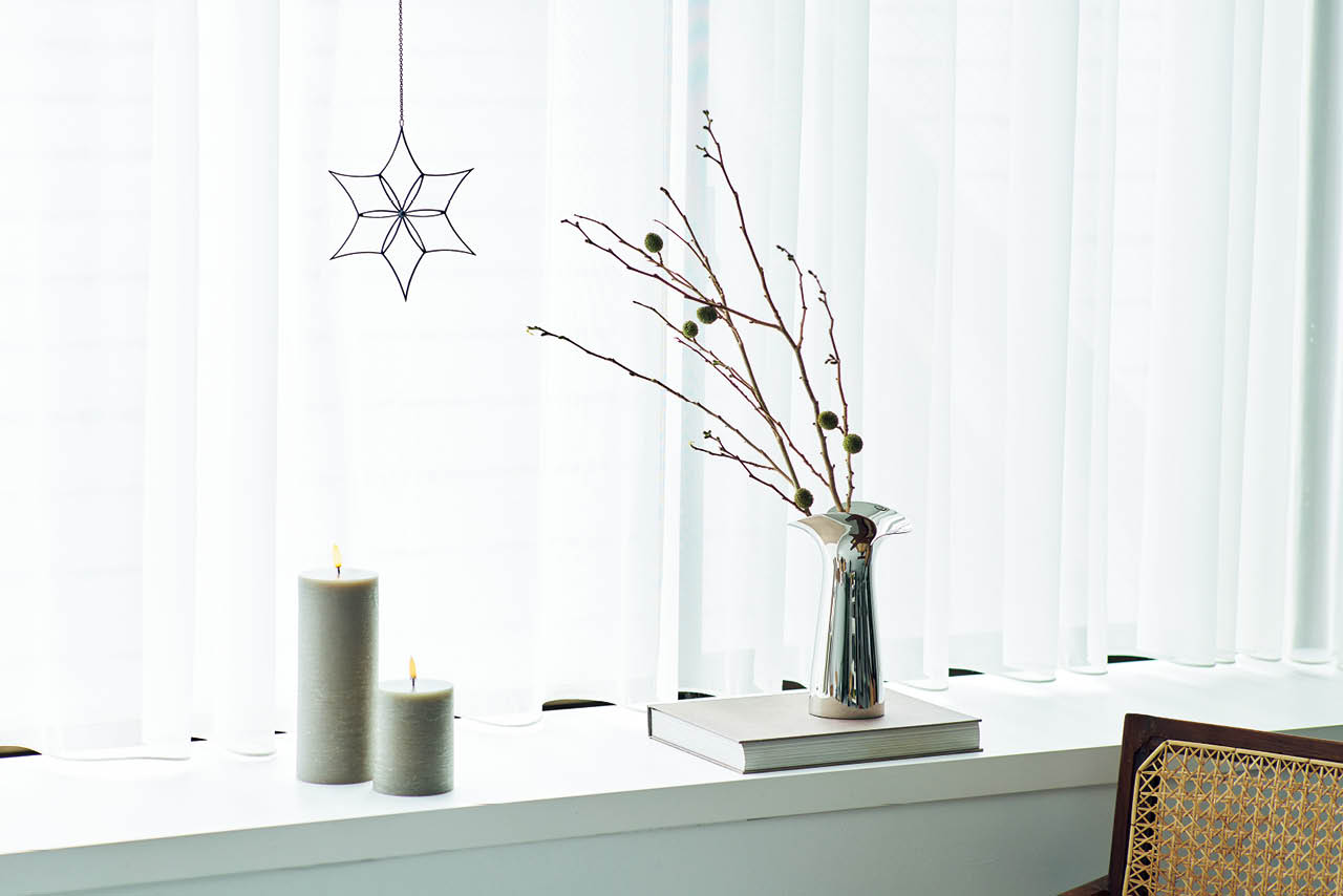 窓辺はあえてモノトーンの
クリスマス飾りで大人っぽく