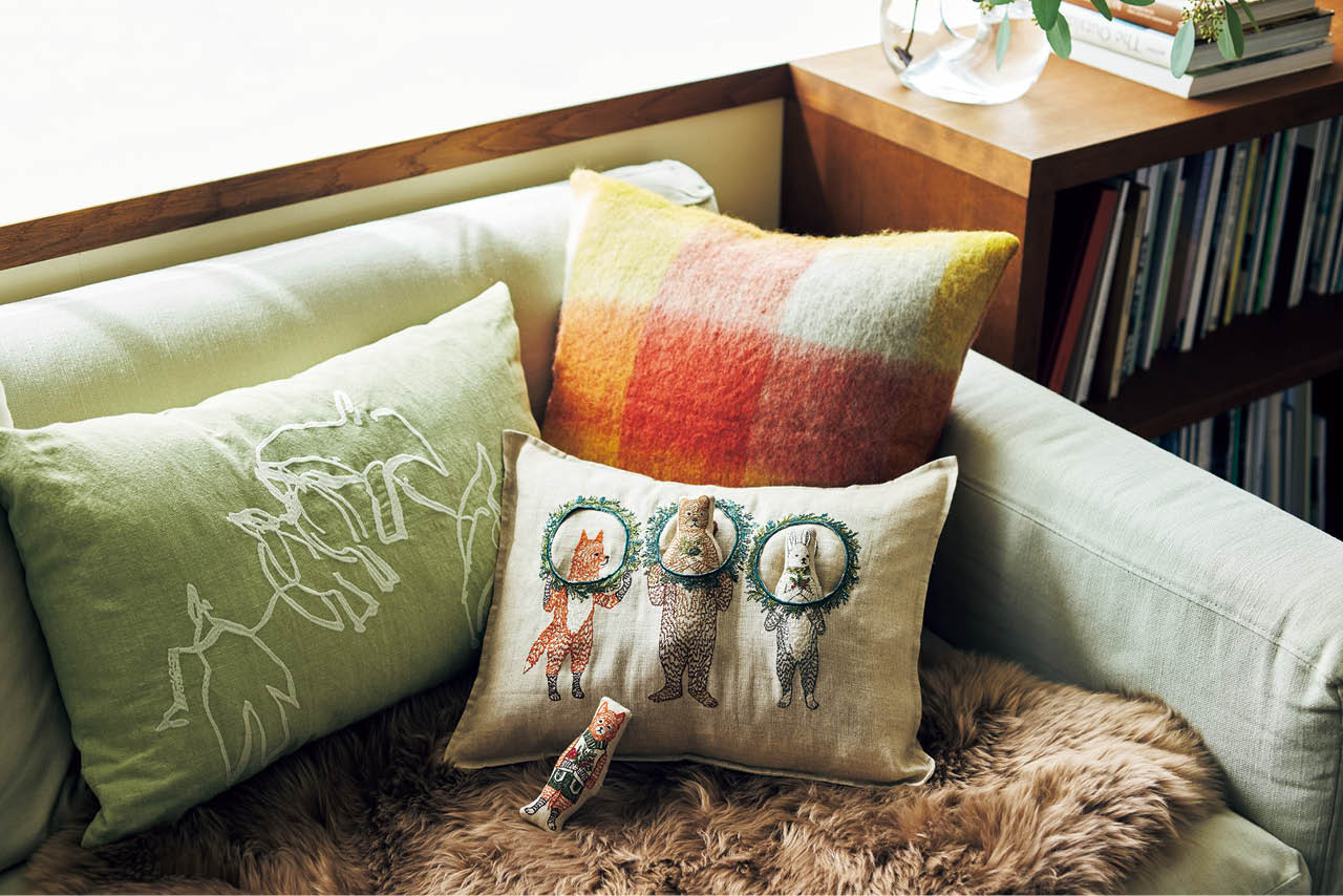 ソファまわりは淡いトーンで温かみのある「赤×グリーン」を