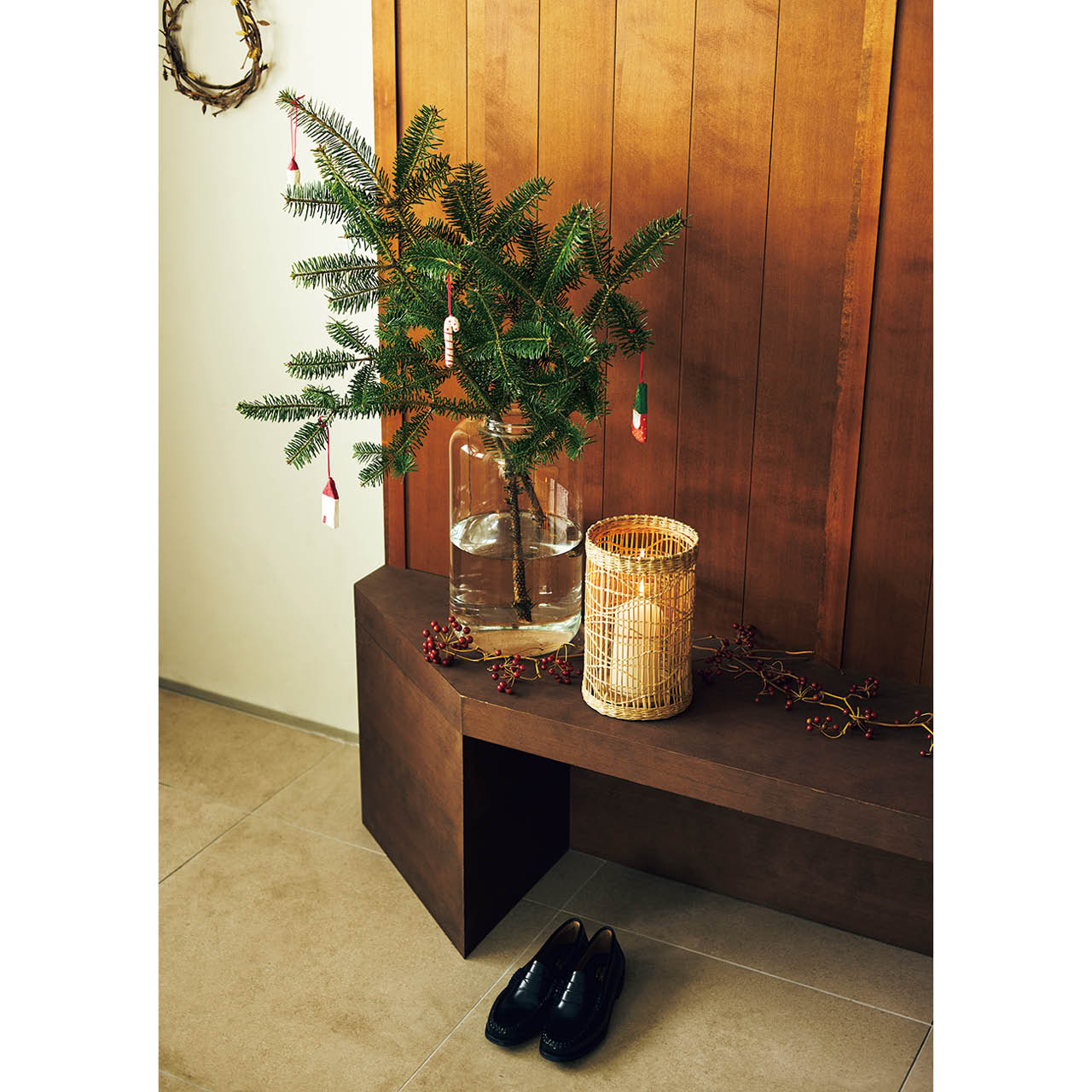 小さな空間にはモミの枝1本でも