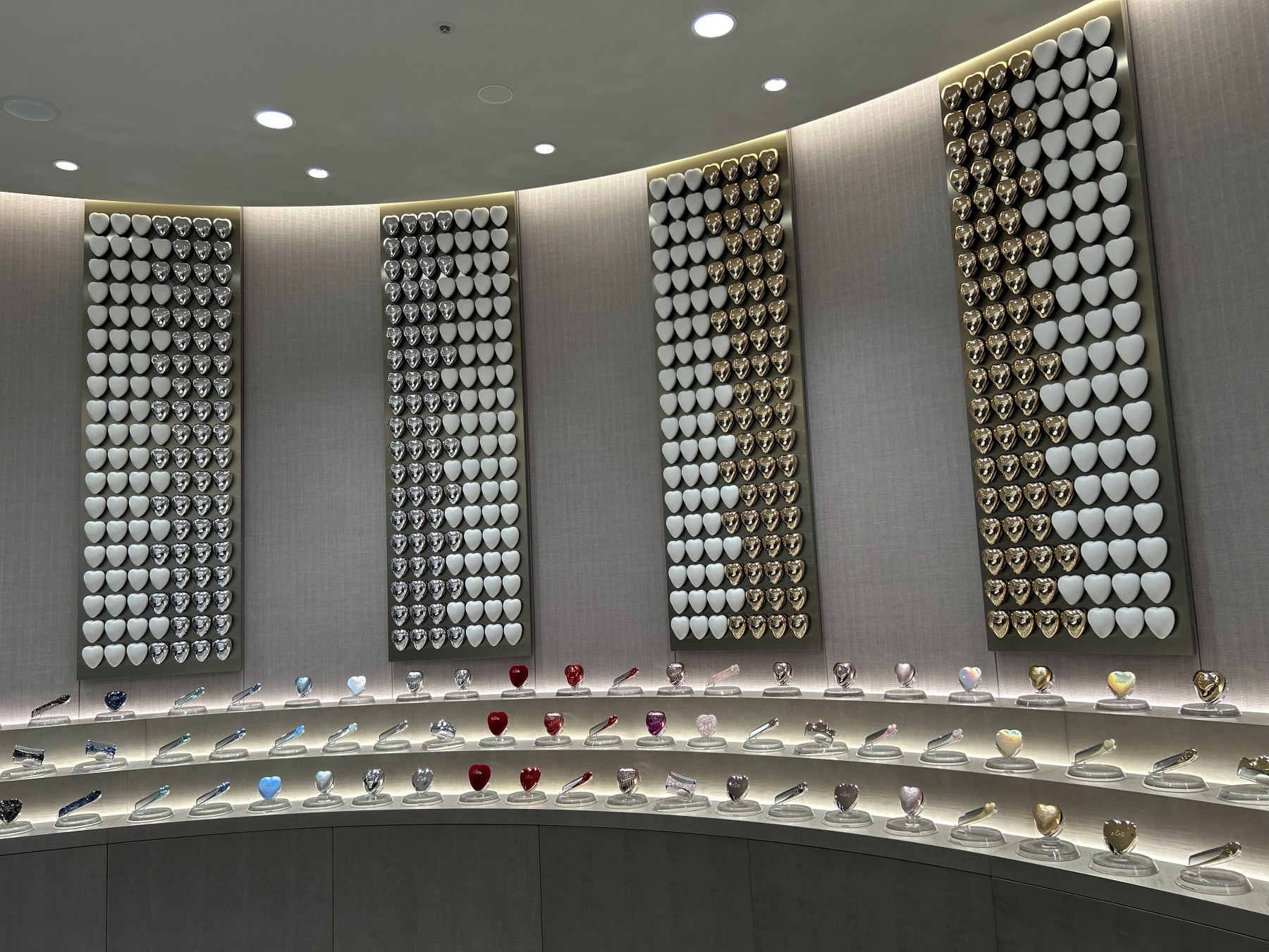 ReFa ブランド史上最大の旗艦店「ReFa GINZA（リファ ギンザ）」からデビューするブランド「ReFa HEART（リファハート）」の壁面ディスプレイ