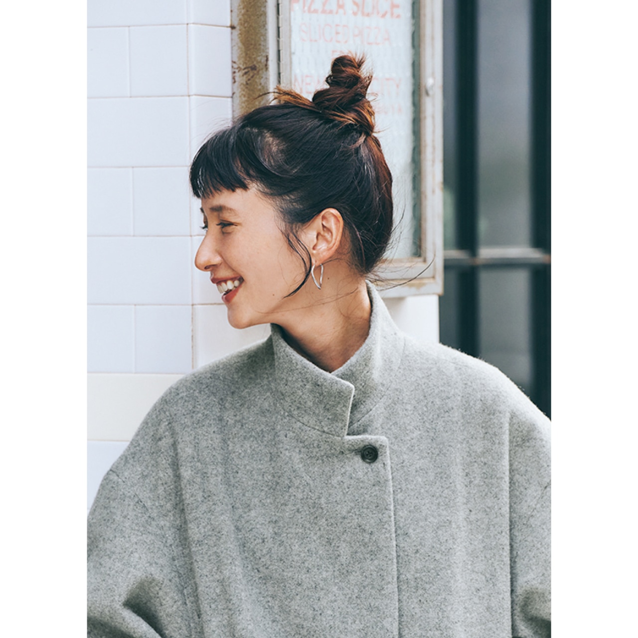 トラッドなテーラードから一転、ボタンを閉じるとキリッとしたスタンドカラーに変化。マフラーいらずの暖かさも発揮。