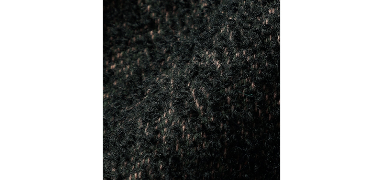 甘さ控えめでマニッシュなヘリンボーンツイードの風合いが、リュクス感満点。