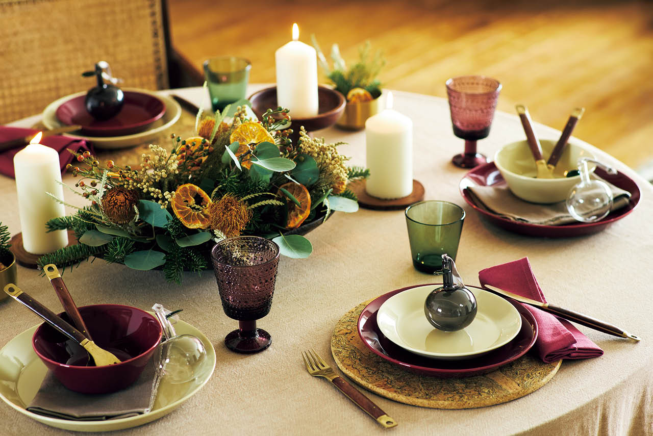 テーブルのセンターにグリーンを、プレートは２色使いで、ムード満点