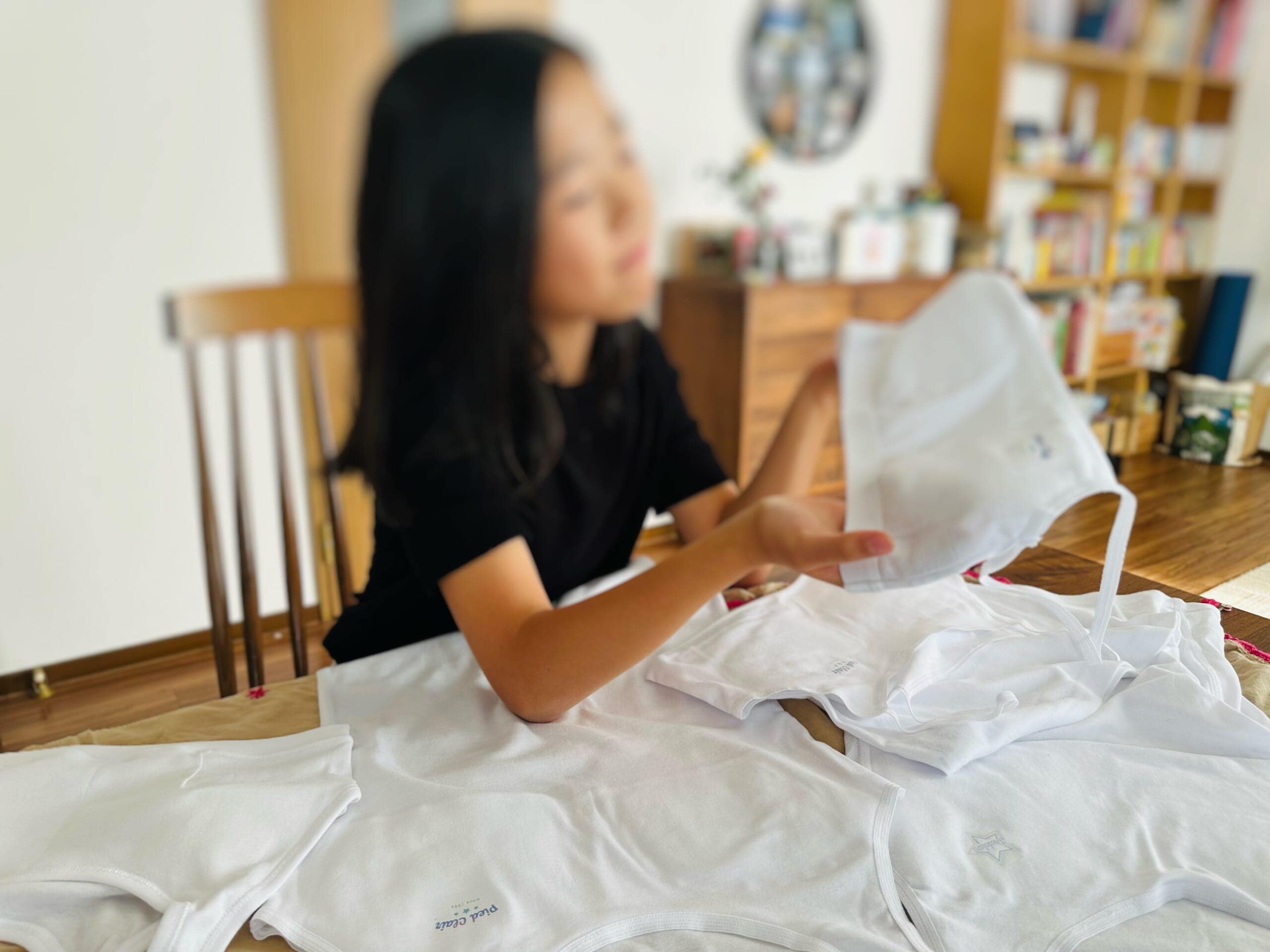 グンゼ「pied clair」の下着を見る女子小学生