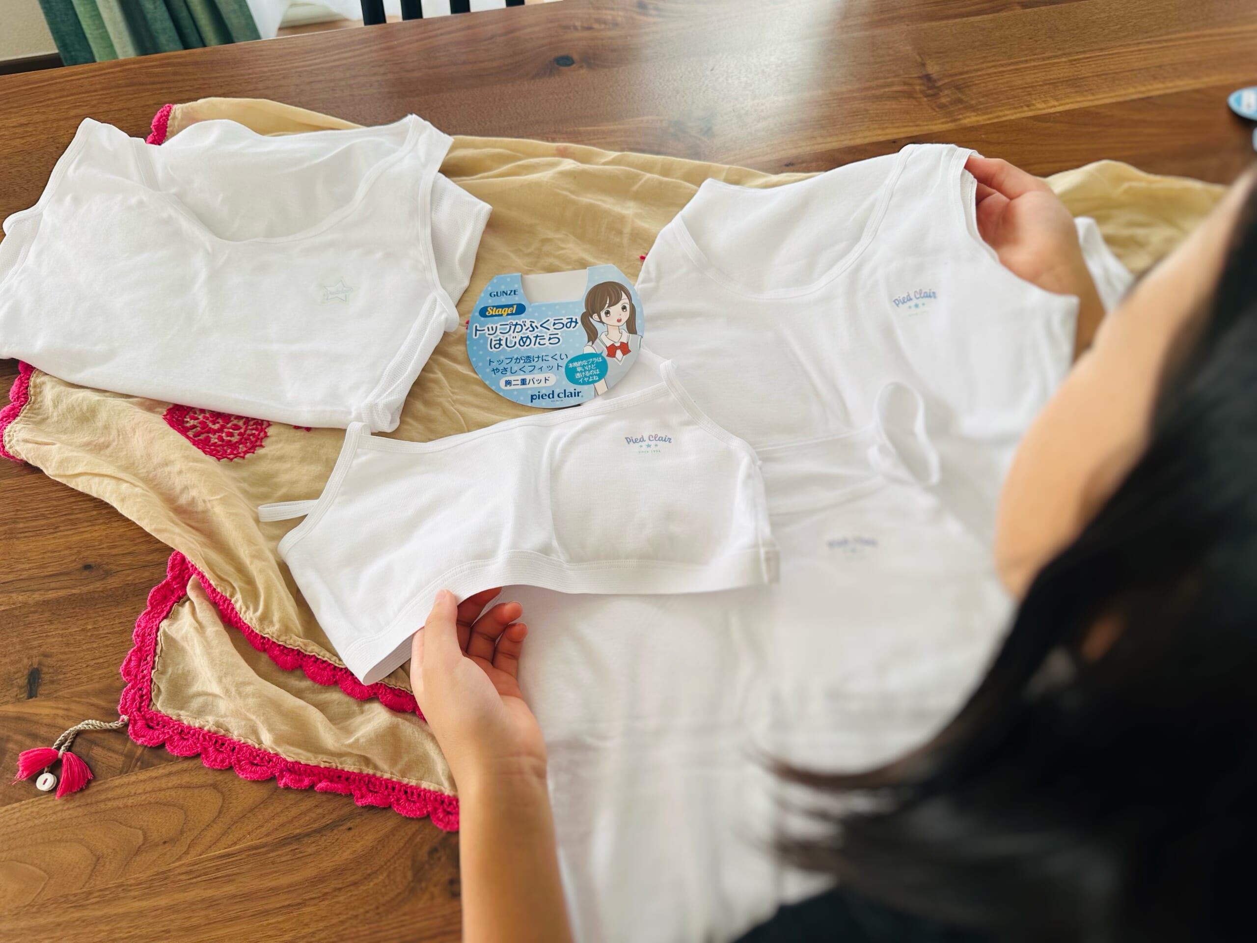 グンゼ「pied clair」の下着を手に取る女子小学生