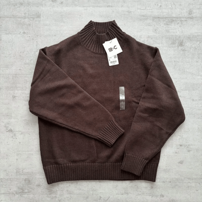 ユニクロ　ローゲージハイネックセーター（37 BROWN・2990円）