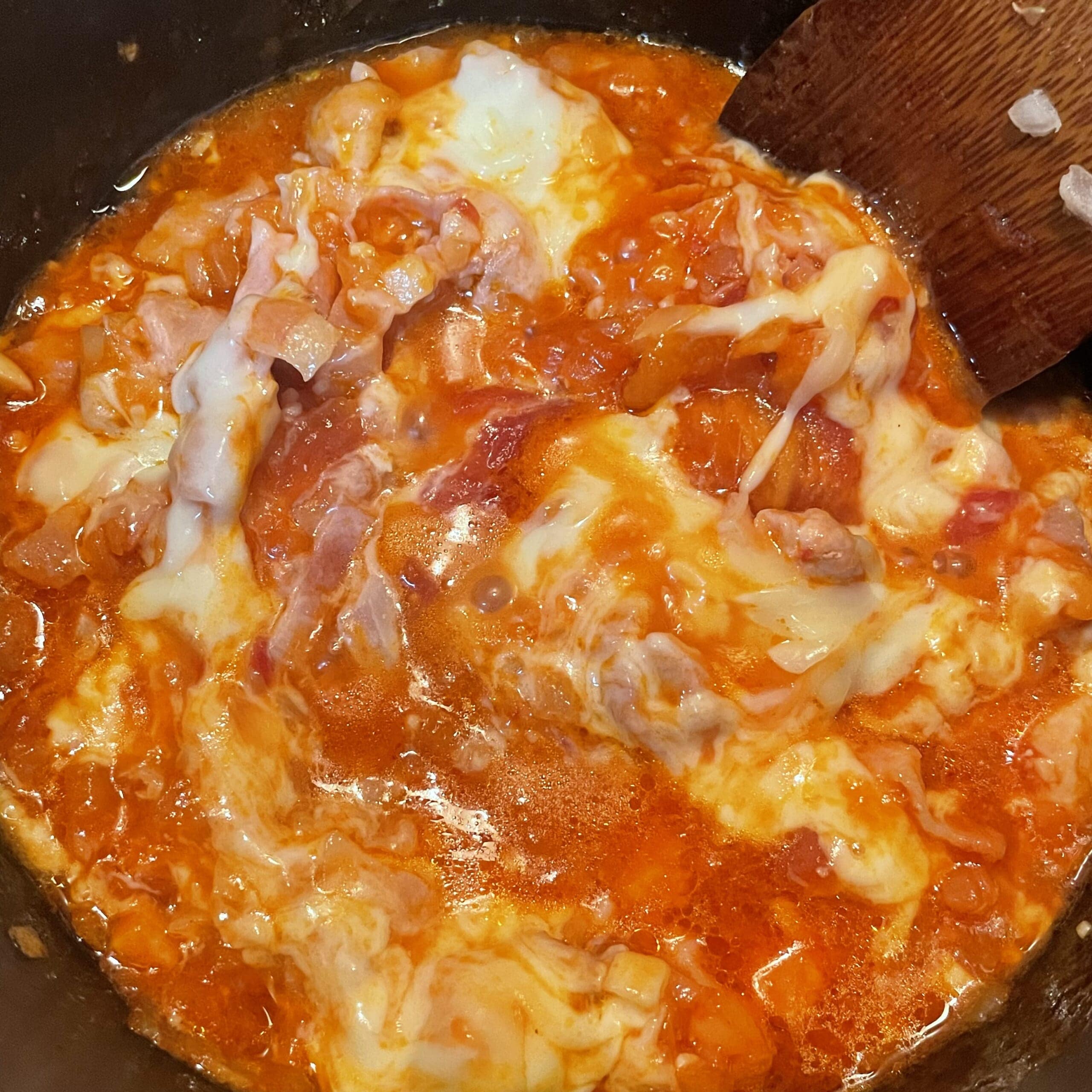 コウケンテツさんのレシピ「チキンのうま味トマト煮」を40代主婦が作っている途中のフライパンの中の写真。