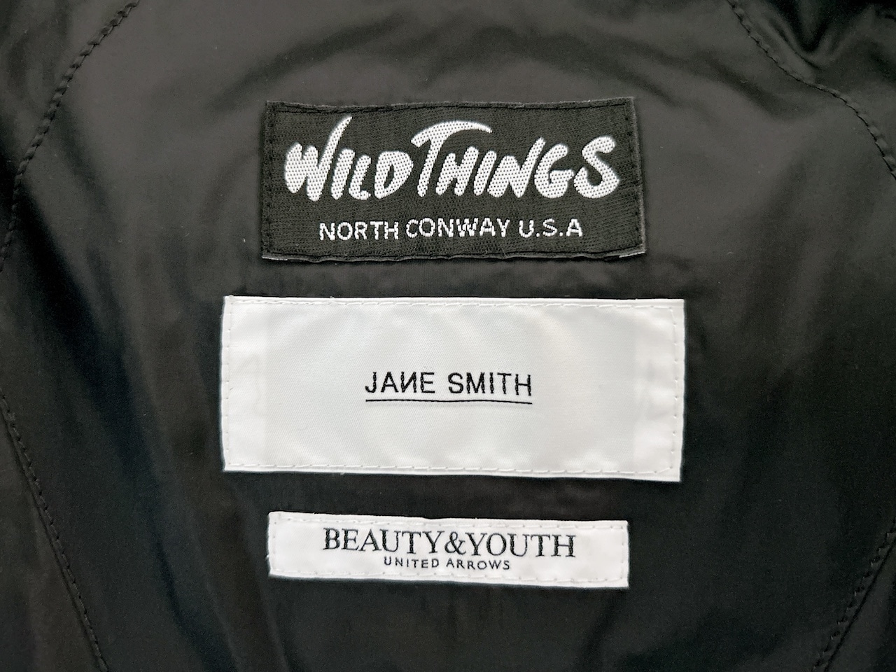 【ジェーン スミス×ワイルドシングス×ビューティーアンドユース】ショートダウンベスト　タグ