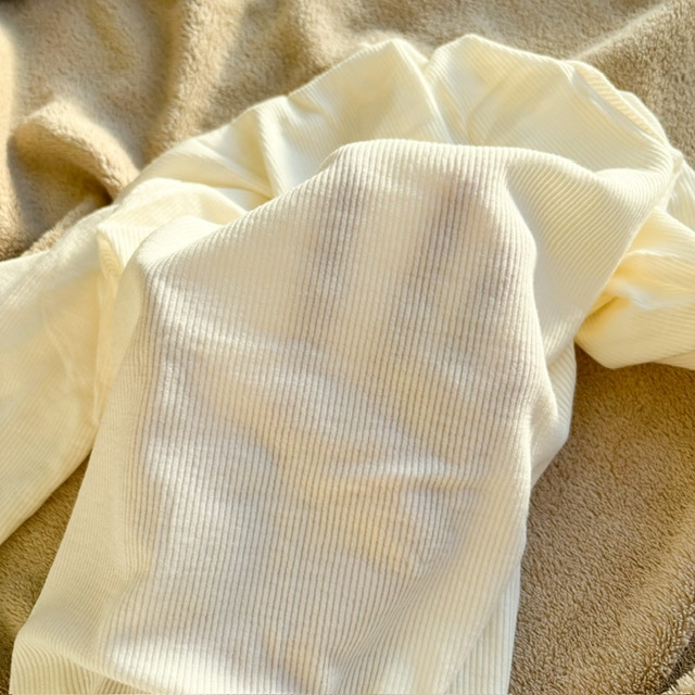 極暖ヒートテックカシミアブレンドリブハイネックTの生地感がわかる写真