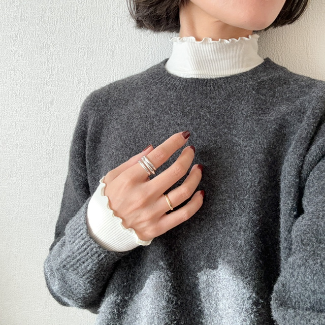 極暖ヒートテックカシミアブレンドリブハイネックTをニットのインナーに着た写真