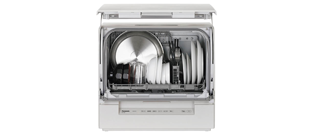 庫内奥の上かごをたためる独自設計により、調理器具も収納可能に