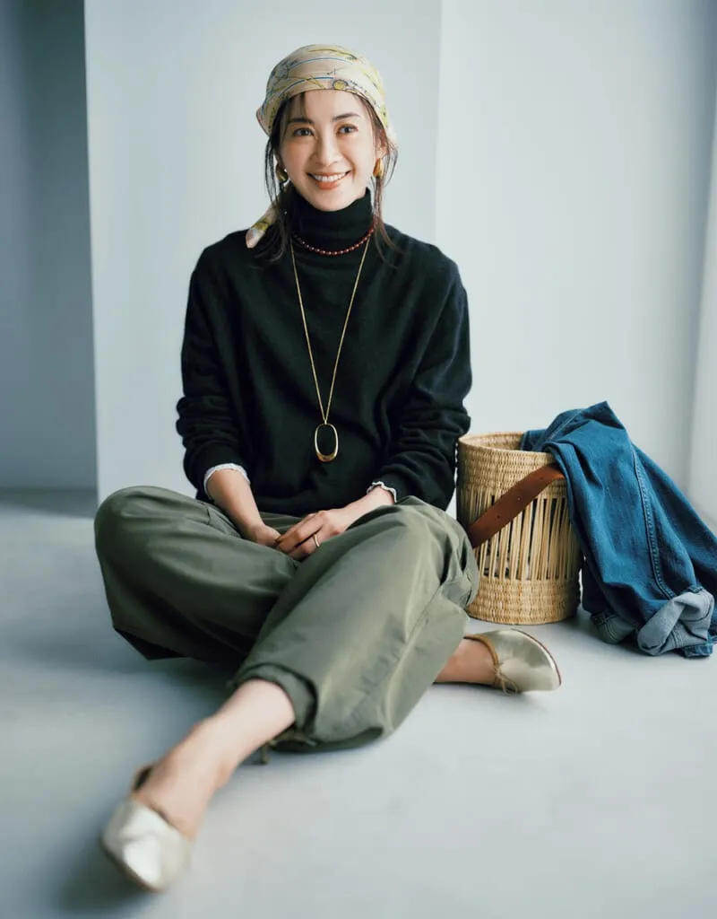 「黒タートルニット×アクセサリー重ねづけ」のコーデ