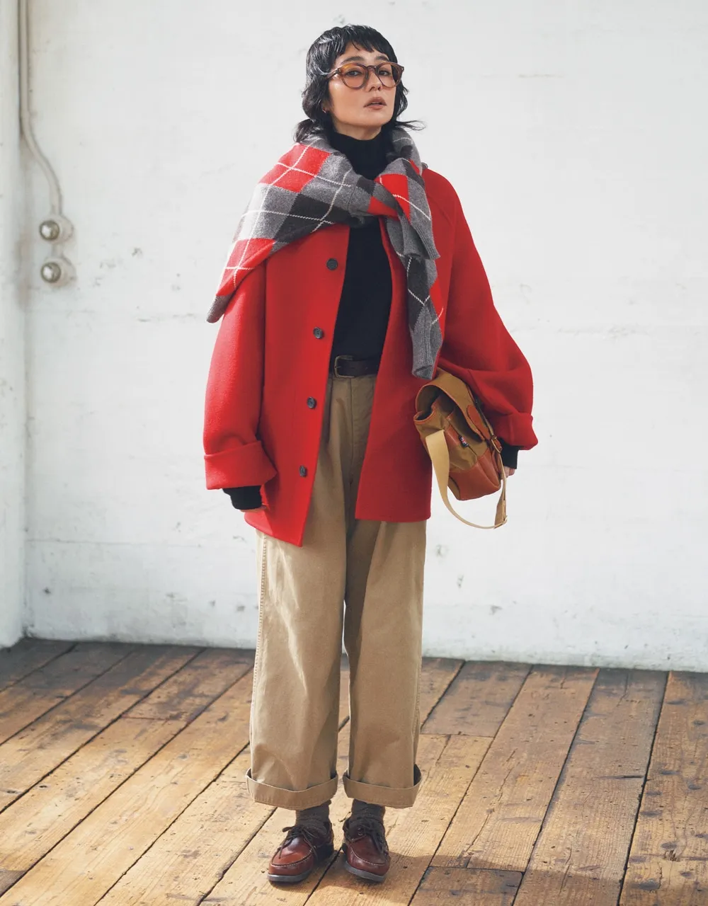 「ブラウンタートルニット×赤のハーフコート」のコーデ