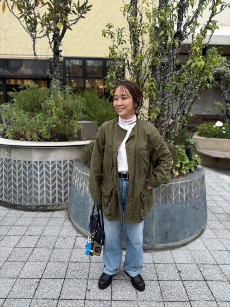 「ピンクシアータートル×白プルオーバー」のコーデ