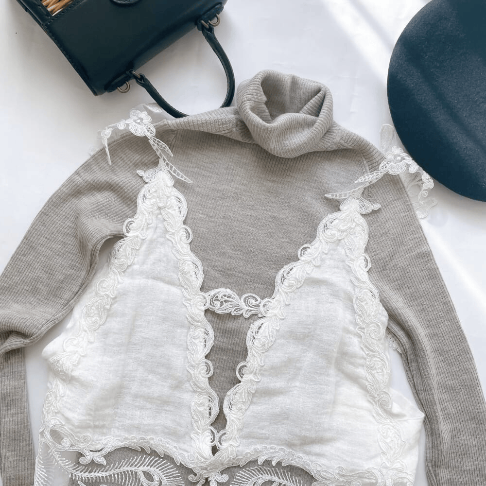 「オートミールタートルニット×レースベスト」のコーデ