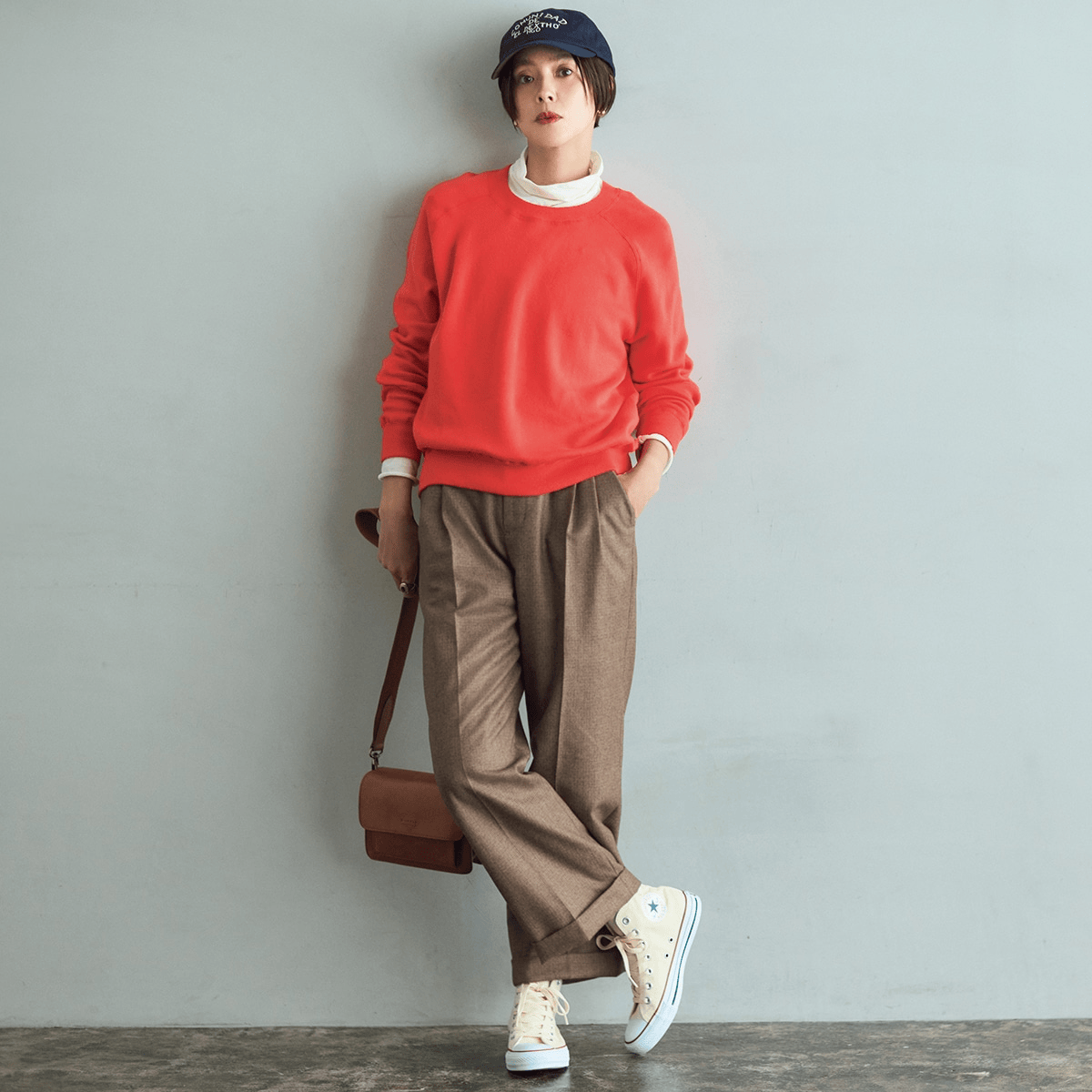 「白タートルカットソー×赤ニット」のコーデ