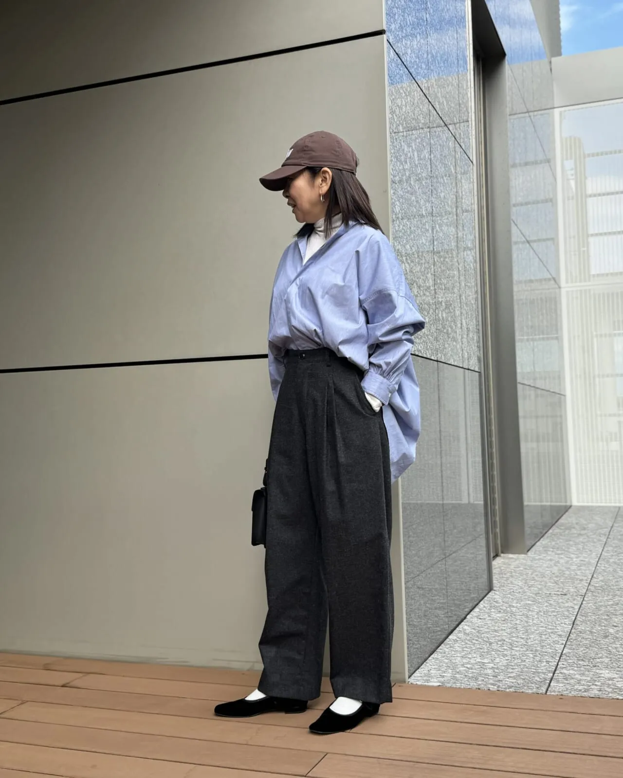 「オフホワイトタートルニット×ブルーシャツ」のコーデ