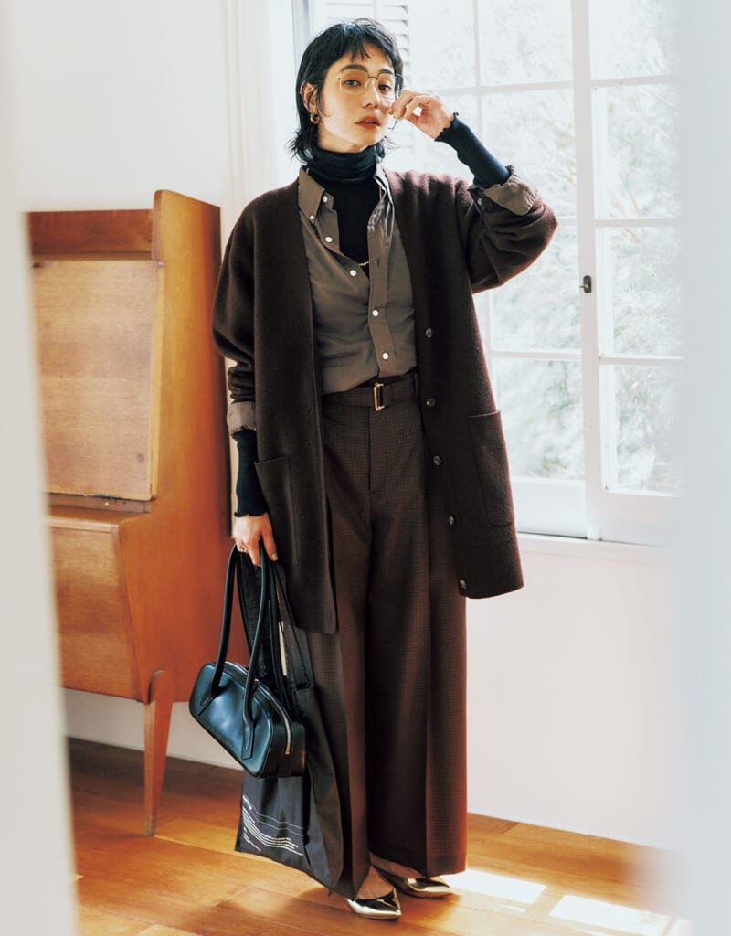 「黒タートルニット×ブラウンカーディガン」のコーデ