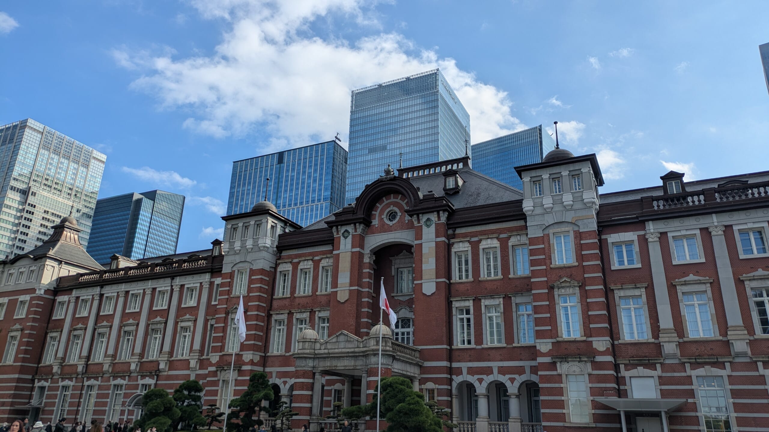 東京駅の赤レンガの駅舎と高層ビル群