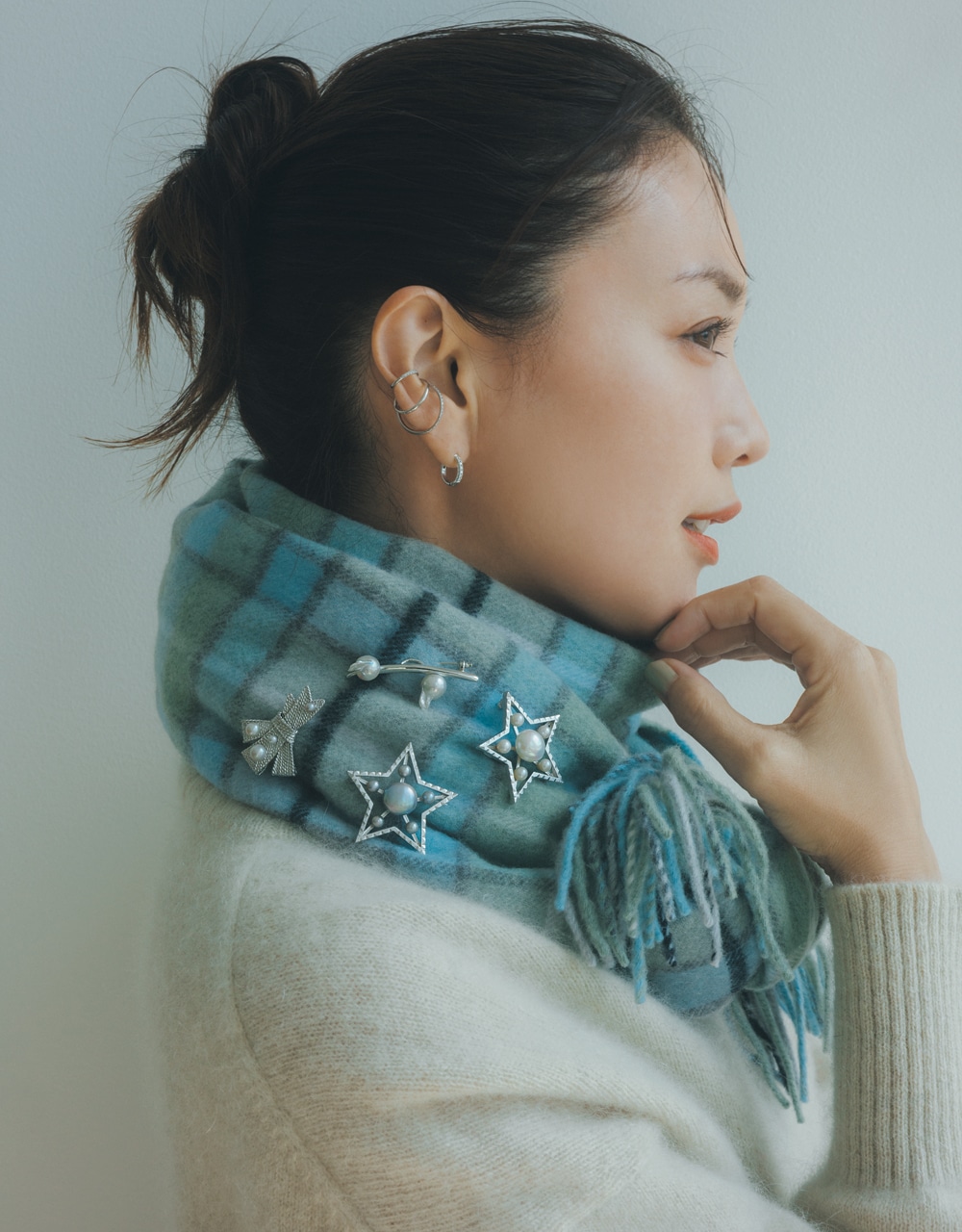 パールブローチコーデ 蛯原友里さん